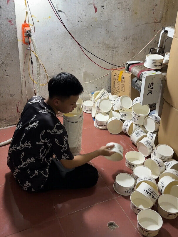 Đếm tô thủ công bằng tay trong xưởng sản xuất và đóng gói