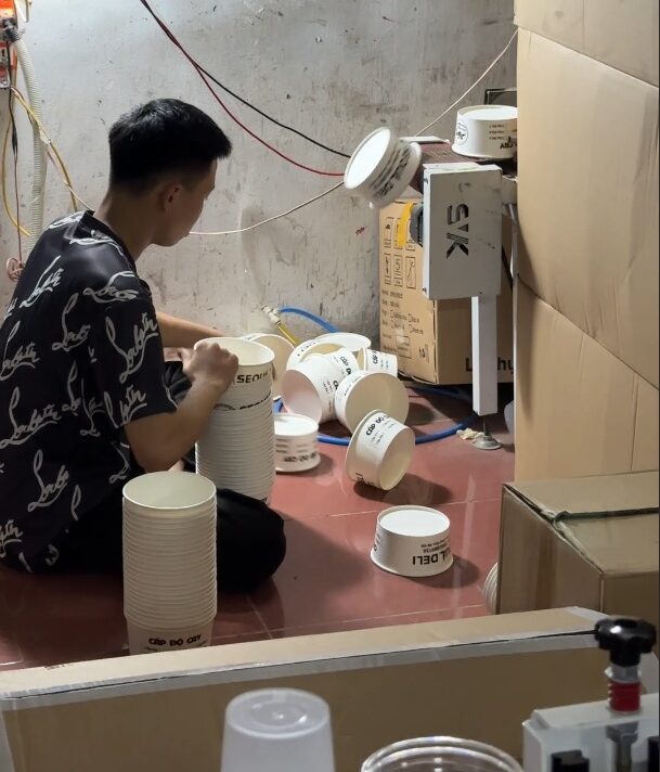 Nhước điểm Đếm tô thủ công bằng tay trong xưởng sản xuất và đóng gói