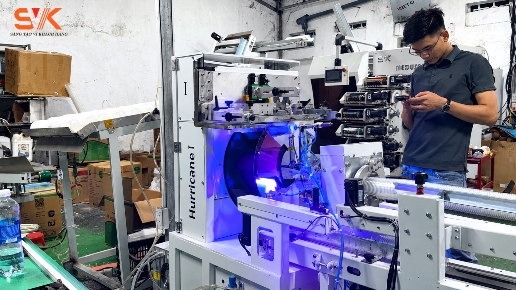 Máy in lụa tự động UV. Dòng máy có khả năng in ấn tự động hoàn toàn, sử dụng mực Uv thân thiện với môi trường và cho người sử dụng.